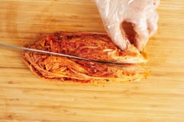 Ilustrasi memotong Kimchi, sumber: crazykoreancooking.com