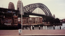 Aku dengan latar belakang Sydney Harbour Bridge, di Circulair Quay. | Dokumentasi pribadi