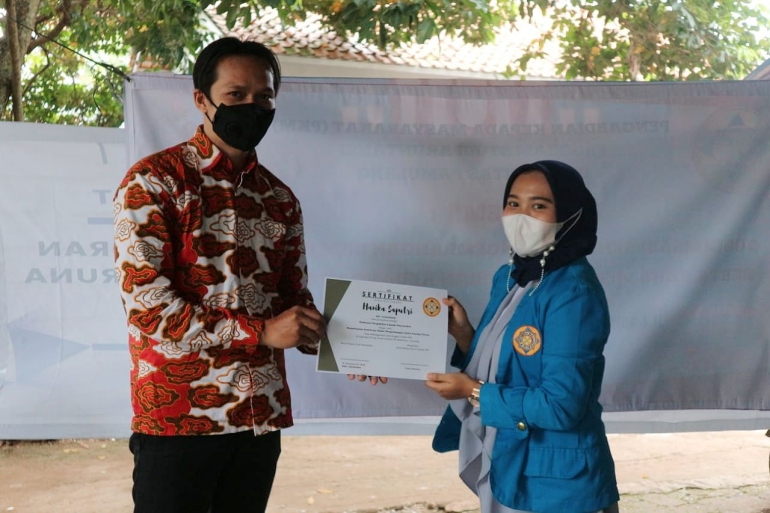 Penyerahan sertifikat oleh Bapak Asep Suherman,SE,.M.M,.C.AP selaku dosen pembimbing Pengabdian Kepada Masyarakat kepada Hanika Perwakilan Kelompok 2 - dokpri