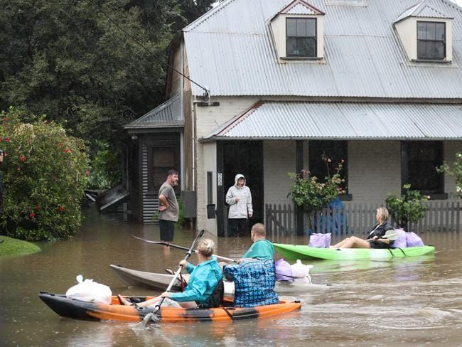 sumber gambar : Residents of North St Windsor have started evacuating or moving stuff to higher ground. Picture: John GraingerSource:News Corp Australia 