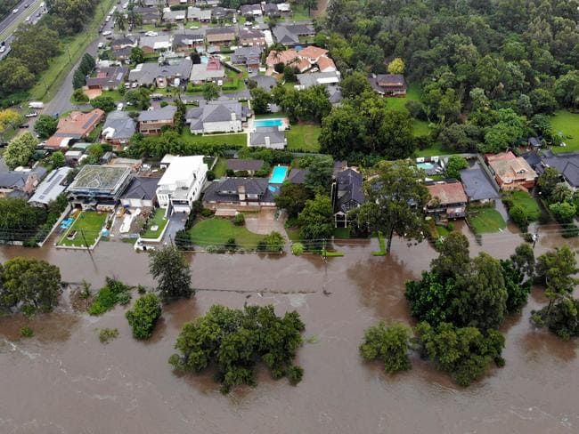 sumber gambar: Rising flood waters threaten homes along River Rd in Emu Plains. Picture: Toby ZernaSource:News Corp Australia
