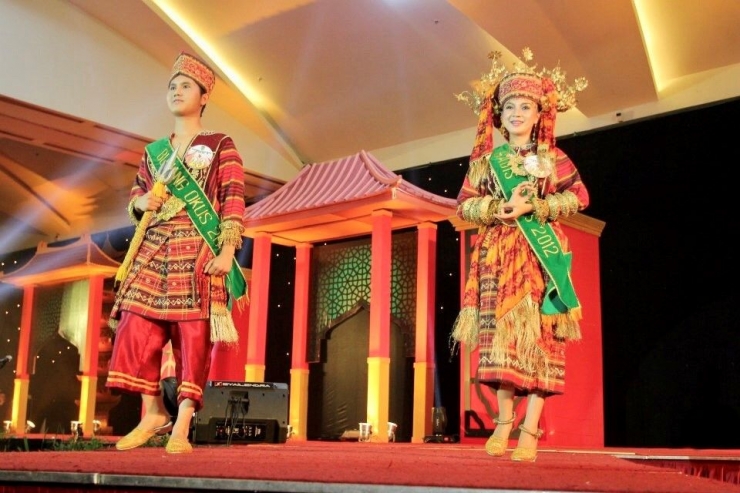 Mengenakan Kain Kawai Kanduk Khas OKU Selatan Sebagai Bujang OKU Selatan 2012. Sumber: dokumentasi pribadi dari Panitia Bujang Gadis Sumatera Selatan/dokpri