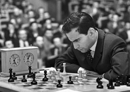 Mikhail Tal sedang berpikir keras. | Fide.com