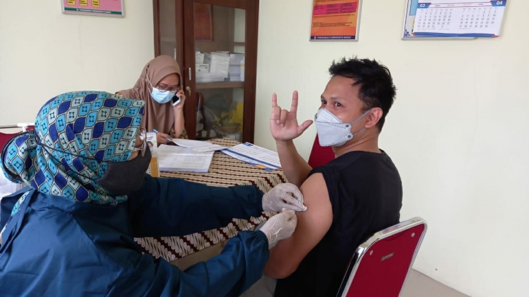 Dedy Afrengki saat menerima vaksinasi Covid-19 tahap pertama di Puskesmas Purwokerto Barat. (Dokumentasi pribadi Dedy Afrengki)