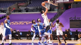 Salah satu pertandingan menarik di NBA musim ini, antara Lakers (biru) melawan Nets (Foto: NBC Los Angeles).