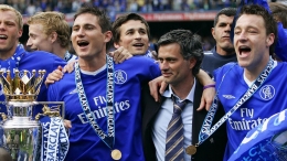 Jose Mourinho (tengah), bersama dua bintang Chelsea kala itu, Frank Lampard (kiri) dan John Terry saat berhasil menjadi juara di musim 2004-05 (Foto: Breaking The Lines).