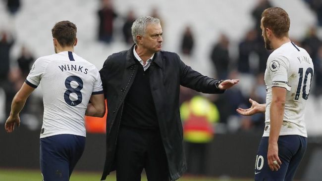 Jose Mourinho saat bersama dua pemain Tottenham Hotspur, Harry Winks (Kiri) dan Harry Kane (Rapor Jose Mourinho di Tottenham tidak terlalu istimewa. (AP Photo/Frank Augstein via CNN Indonesia).