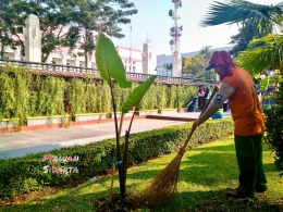 Petugas kebersihan Taman Sejarah (Dokumentasi Mawan Sidarta) 