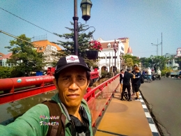Berselfie ria di Jembatan Merah (Dokumentasi Mawan Sidarta) 