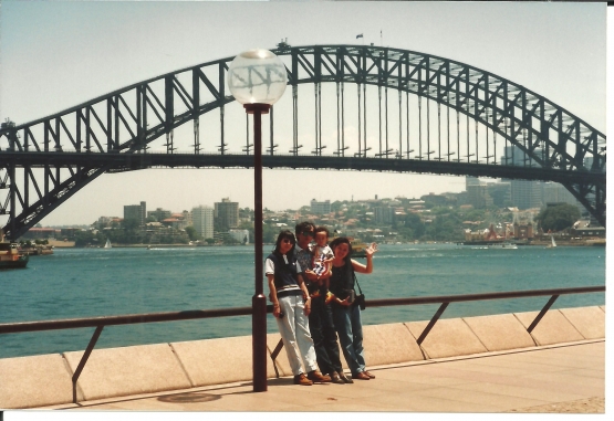 Sydney Harbour Bridge, dilihat dari Circulair Quay, tahun 1993 dan tahun 1997, sudah ada Dennis, anakku yang pertama. | Dokumentasi pribadi