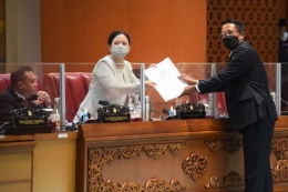 Ketua DPR Puan Maharani menerima naskah Prolegnas. Foto: dpr.go.id melalui kompas.com