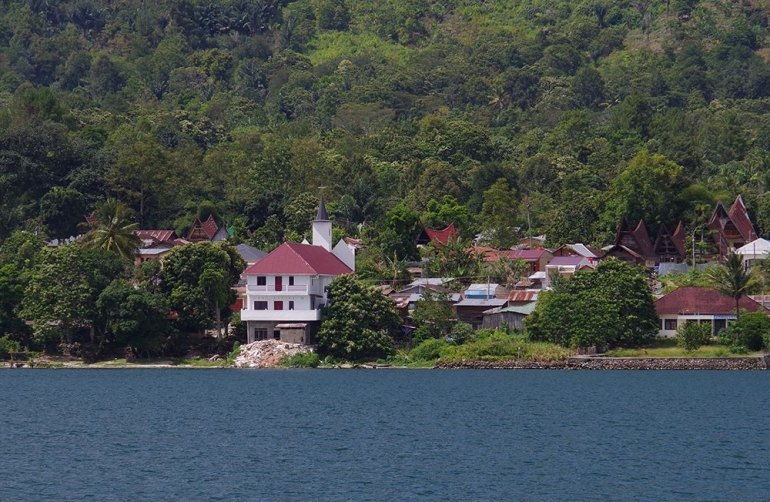 Pemandangan Pulau Samosir dari Danau Toba (Foto pribadi)