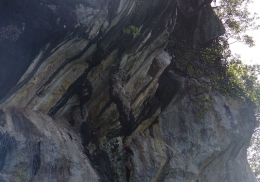Batu Gantung di pinggiran Danau Toba (Foto pribadi)