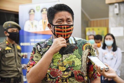 Gubernur Sumsel H. Herman Deru Mengenakan Masker Motif Kawai Kanduk. Sumber: detak-palembang.com