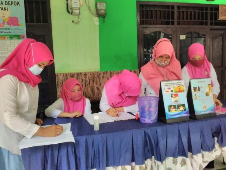Potret para kader dalam pelaksanaan kegiatan “Bulan Vitamin A” di Posyandu Mawar 05 Kelurahan Sukatani, Tapos, Kota Depok, Jumat (05/02/2021).