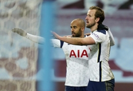 Pemain Tottenham Hotspur merayakan gol ke gawang Aston Villa. (via sportslens.com)