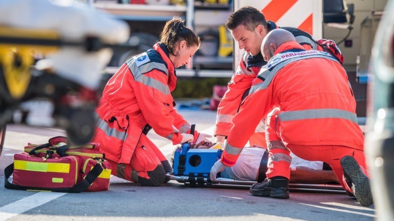 Paramedik, siap siaga setiap saat (Source: BBC)