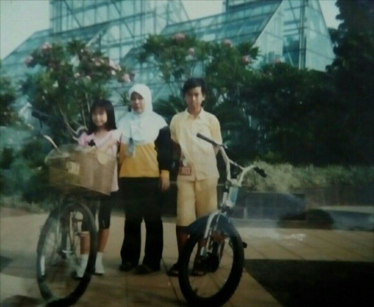 Bersama anak murid dengan latar Taman Menteng, Jakarta (dokumen pribadi)