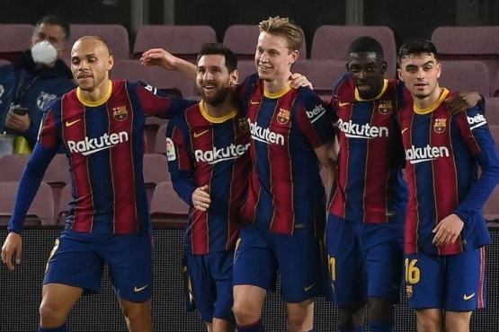 Selebrasi para pemain Barcelona (Foto: AFP/LLUIS GENE via Kompas).