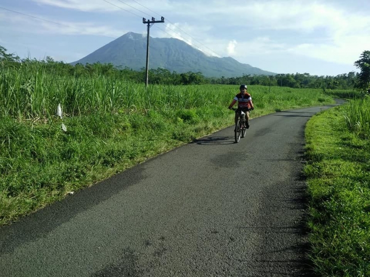 Jalan Desa Kalipenggung Kecamatan Randuagung di Kaki Gunung Lemongan. dokpri