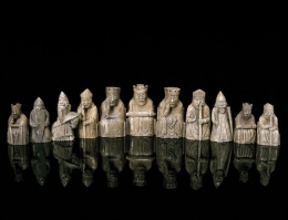 Bidak catur dari abad ke-12 koleksi National Museum of Scottland (sumber: wikimedia commons)