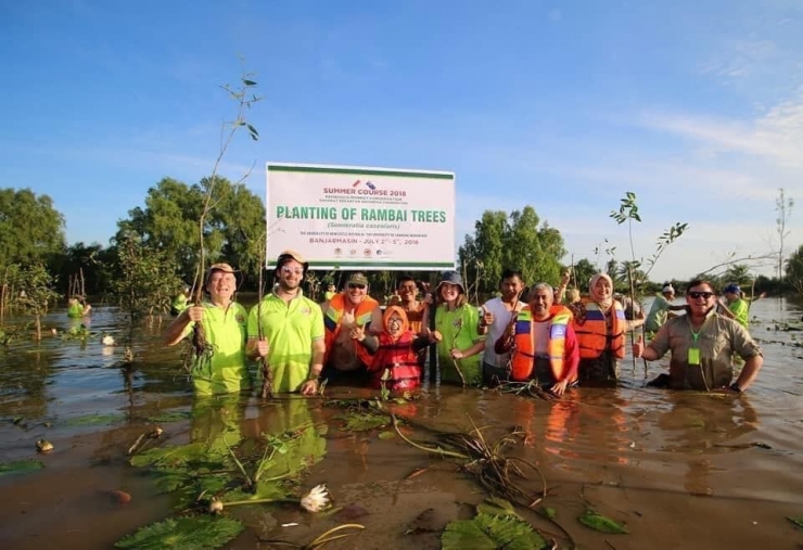 Semua kangen ingin ikut planting lagi termasuk mas bule ini (Dok. Fery Lens) 