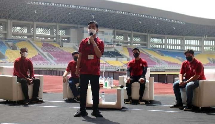 Walikota Solo, Gibran memperkenalkan jajaran manajemen baru di stadion Manahan (20/3). Foto: tempo.co