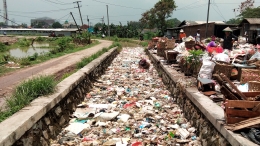 (Tumpukan sampah saluran irigasi di belakang Pasar Keranggot, Kota Cilegon) - Dokpri