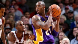 Alm. Kobe Bryant (kanan) selalu tampil maksimal saat bermain untuk Lakers (Foto: ESPN).