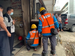 Kepala keamanan yang segera ke lokasi dan melihat petugas PLN memperbaiki kotak kabel listrik | Dokumentasi Pribadi