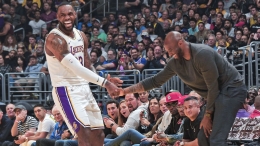 LeBron James (kiri) saat bermain untuk Lakers disaksikan oleh Alm. Kobe Bryant pada 29 Desember 2019 lalu (Foto: ESPN).