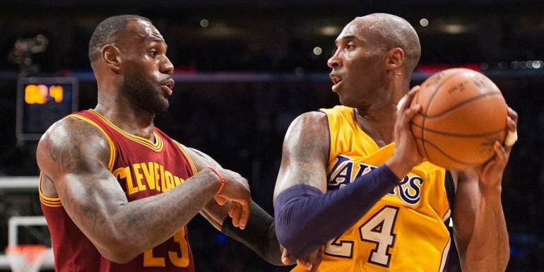 LeBron James (kiri) saat masih memperkuat Cavaliers melawan legenda Lakers, Alm. Kobe Bryant (Foto: Plus TV Africa).