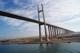 Salah satu jembatan yang membentang di atas Terusan Suez (Sabine Fischer/Pixabay)