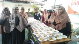 Gambar Pembagian Sedekah Makanan dan Minuman di Hari Jumat oleh Remaja Mesjid Gampong Karang Anyar Kota Langsa (Dokpri)