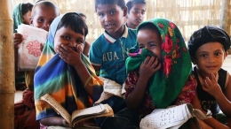 Ilustrasi. Pengungsi anak Rohingya menjalani pendidikan di kamp pengungsian Cox's Bazar, Bangladesh. Foto diambil pada tahun 2017. (ACTNews)