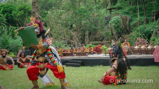 Salah satu adegan menari dalam sendratari Sugriwa Subali (dok. Riana Dewie)