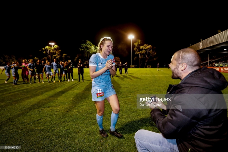 Momen Rhali Dobson dilamar setelah pertandingan terakhir dalam karirnya (Getty Images)