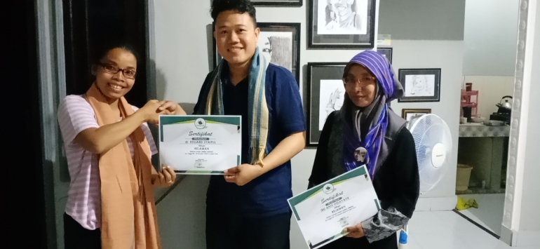 Bersama Zicko Gema Alam Lombok, Dokter Edo dan saya, sebagai Relawan Literasi diajak Mbak Leya Catteleya