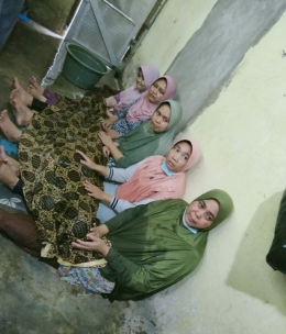 Dokpribadi. Saat memandikan beliau untuk terakhir kalinya bersama adik sepupu ( anak perempuannya) yang di tengah, di samping diriku menantu pertama, 