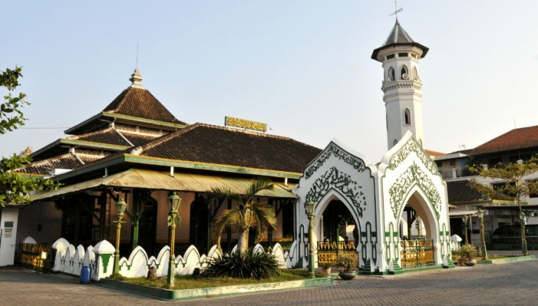 Masjid Agung, Keraton Kasunanan (atas) Masjid Al Wusto, Pura Mangkunagaran(bawah).  Dokpri