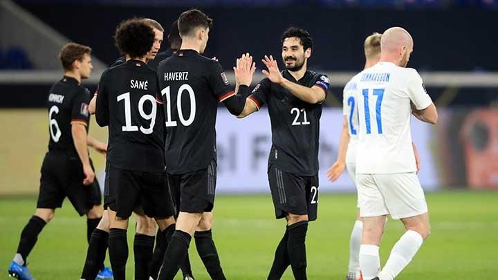 Pemain Jerman merayakan gol ke gawang Islandia. (via en.tempo.co)