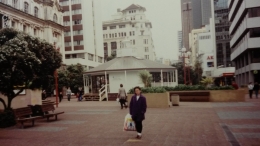 Dokumentasi pribadi -  Aku dengan ibuku dengan latar belakang kota Auckland, New Zealand