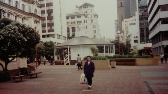 Dokumentasi pribadi - Aku dengan ibuku dengan latar belakang kota Auckland, New Zealand