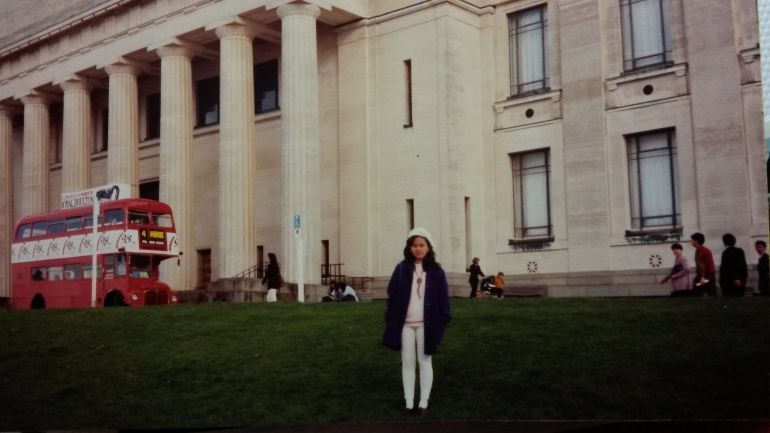 Dokumentasi pribadi Aku di depan Museum Auckland, dengan latar depan adalah padang rumput hijau yang halus dan subur .....