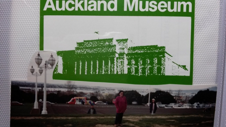 Dokumentasi pribadi Aku di depan Museum Auckland, dengan latar depan adalah padang rumput hijau yang halus dan subur .....