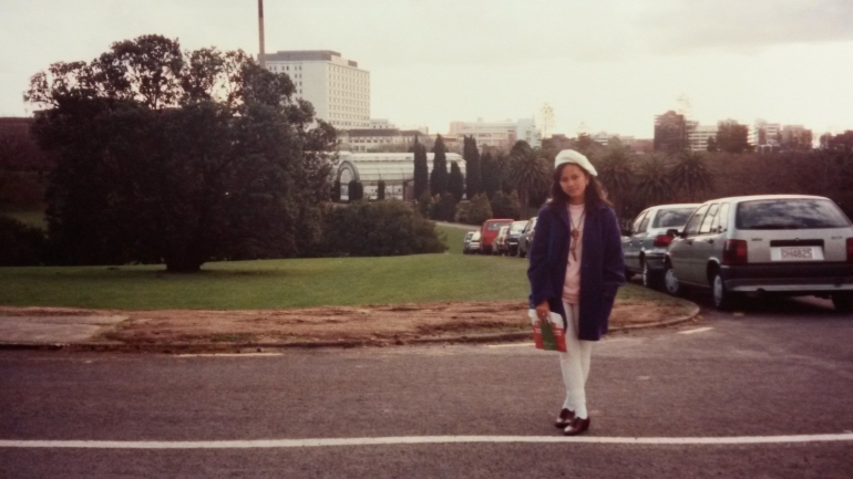 Dokumentasi pribadi Aku di depan Museum Auckland, dengan latar depan adalah padang rumput hijau yang halus dan subur .....