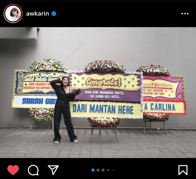 Awkarin dapat karangan bunga dari mantan setelah membeli hotel (Bidik layar Instagram Awkarin)