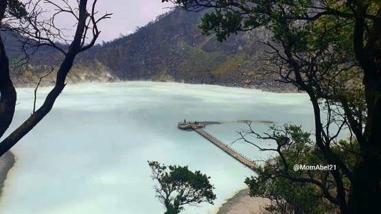 Jembatan ponton Kawah Putih dilihat dari shelter pandang Cantigi Skywalk (Foto : dokpri)