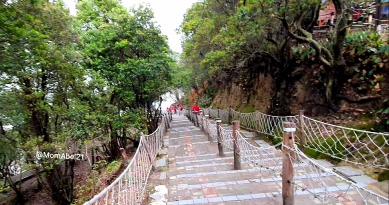 Tangga menuju ke Kawah Putih (Foto : dokpri)