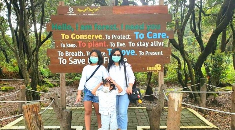 Saya dan anak-anak sebelum menuruni tangga menuju Kawah Putih (Foto : dokpri)